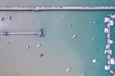 Yat ve yelkenli parkının havadan görüntüsü marina taşımacılığı ve seyahat arkaplanı Yaz mevsiminde güzel deniz