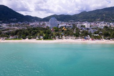 Phuket Patong plajı insansız hava aracı kamerasından aşağı manzara, güzel patong plajı Phuket Tayland inanılmaz deniz kumsalı turistik turizm merkezi andaman denizinde 17-2022 güzel adası