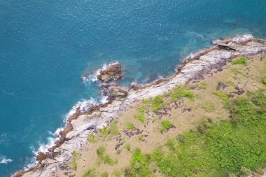 Drone kamerasından inanılmaz manzara manzarası. Pofet thailand 'daki deniz kıyısının havadan görünüşü. Güneşli yaz mevsiminde güzel bir deniz. Arka planı selamlıyor.