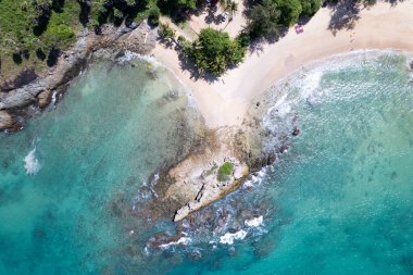 Drone kamerasından inanılmaz manzara manzarası. Pofet thailand 'daki deniz kıyısının havadan görünüşü. Güneşli yaz mevsiminde güzel bir deniz. Arka planı selamlıyor.