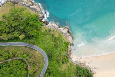 Yaz mevsiminde Phuket Tayland 'daki sahil şeridi boyunca uzanan kavisli deniz manzarası ve açık deniz doğa çevre ve seyahat arka planını kurtardı.