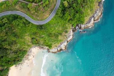 Yaz mevsiminde Phuket Tayland 'daki sahil şeridi boyunca uzanan kavisli deniz manzarası ve açık deniz doğa çevre ve seyahat arka planını kurtardı.
