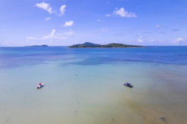 Hava aracının kuş bakışı fotoğrafı tropikal denizin tepesinde uzun kuyruklu balıkçı tekneleriyle Phuket thailand 'da seyahat eden tekneler ve inanılmaz yaz denizi arka planı