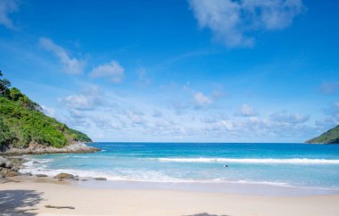 Yaz mevsimi kutlama arkaplanı. Mavi okyanuslu ve mavi gökyüzü arkaplanlı tropik kumlu plaj Phuket Tayland 'da doğa arka planı ya da yaz arkaplanı