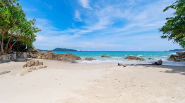 Yaz mevsimi kutlama arkaplanı. Mavi okyanuslu ve mavi gökyüzü arkaplanlı tropik kumlu plaj Phuket Tayland 'da doğa arka planı ya da yaz arkaplanı