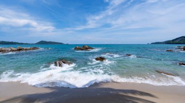 Yaz mevsimi kutlama arkaplanı. Mavi okyanuslu ve mavi gökyüzü arkaplanlı tropik kumlu plaj. Phuket Tayland 'da doğa arka planı ya da yaz mevsimi için.