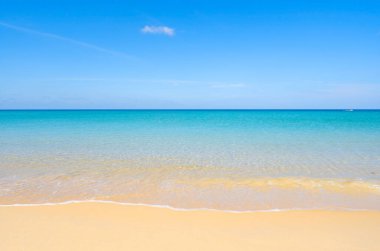 Yaz mevsimi kutlama arkaplanı. Mavi okyanuslu ve mavi gökyüzü arkaplanlı tropik kumlu plaj Phuket Tayland 'da doğa arka planı ya da yaz arkaplanı