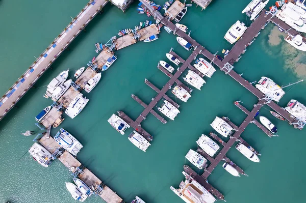 Yat ve yelkenli parkının havadan görüntüsü marina taşımacılığı ve seyahat arkaplanı Yaz mevsiminde güzel deniz