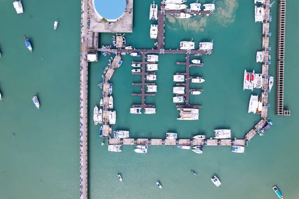 Yat ve yelkenli parkının havadan görüntüsü marina taşımacılığı ve seyahat arkaplanı Yaz mevsiminde güzel deniz