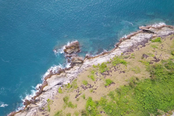 Drone kamerasından inanılmaz manzara manzarası. Pofet thailand 'daki deniz kıyısının havadan görünüşü. Güneşli yaz mevsiminde güzel bir deniz. Arka planı selamlıyor.