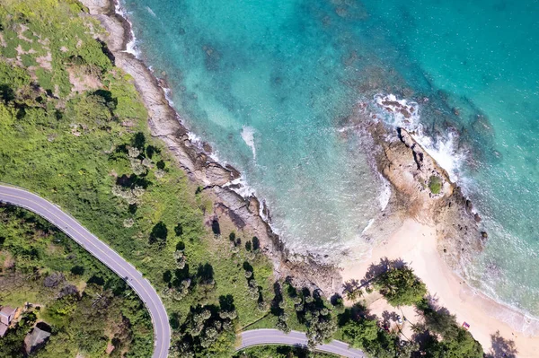 Drone kamerasından inanılmaz manzara manzarası. Pofet thailand 'daki deniz kıyısının havadan görünüşü. Güneşli yaz mevsiminde güzel bir deniz. Arka planı selamlıyor.