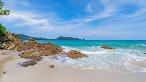 Yaz mevsimi kutlama arkaplanı. Mavi okyanuslu ve mavi gökyüzü arkaplanlı tropik kumlu plaj. Phuket Tayland 'da doğa arka planı ya da yaz mevsimi için.