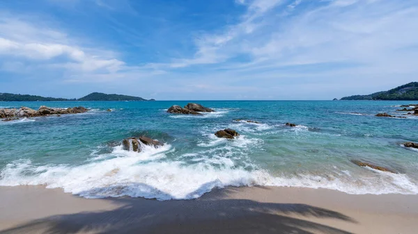 Yaz mevsimi kutlama arkaplanı. Mavi okyanuslu ve mavi gökyüzü arkaplanlı tropik kumlu plaj. Phuket Tayland 'da doğa arka planı ya da yaz mevsimi için.