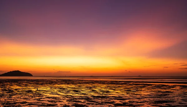 Manzarada gökyüzündeki görkemli bulutlar günbatımında ya da gündoğumunda tropikal denizde yansıması olan güzel manzara doğanın inanılmaz renkli manzarası