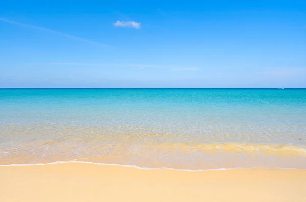 Летний Морской Сезон Заднем Плане Песочный Пляж Голубым Океаном Голубым — стоковое фото