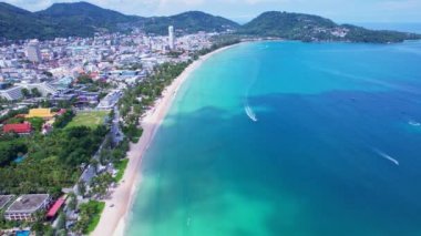 Phuket Patong plajı insansız hava aracı kamerasından aşağı manzara, güzel patong plajı Phuket Tayland inanılmaz deniz kumsalı turistik turizm merkezi andaman denizinde 17-2022 güzel adası
