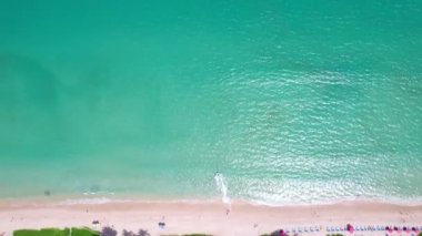 Sahilde yavaş çekimde köpüren ve su sıçratan deniz manzaralı güzel dalgalar. Okyanus denizi. Phuket Tayland 'da açık denizde güzel dalgalar seyahat ve turne arka planında