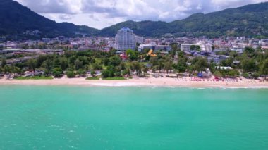 Phuket Patong plajı insansız hava aracı kamerasından aşağı manzara, güzel patong plajı Phuket Tayland inanılmaz deniz kumsalı turistik turizm merkezi andaman denizinde 17-2022 güzel adası