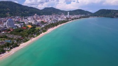Phuket Patong plajı insansız hava aracı kamerasından aşağı manzara, güzel patong plajı Phuket Tayland inanılmaz deniz kumsalı turistik turizm merkezi andaman denizinde 17-2022 güzel adası