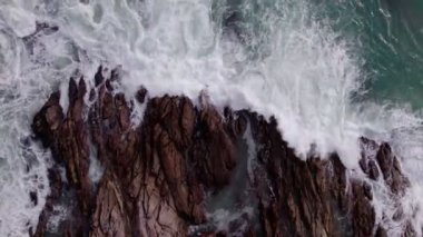 Phuket Adası 'ndaki deniz manzarası. Güzel deniz yüzeyi. Phuket Tayland' da kayalara çarpan inanılmaz dalgalar.