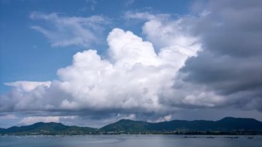 Naiharn plajı Phuket Tayland 'da güzel bir günde denizin üzerinde akan beyaz bulutlar.