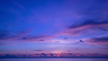 Görkemli gün batımı ya da gün doğumu manzarası. Doğanın muhteşem ışığı gökyüzü ve bulutlar deniz zaman aralığında renkli bulutları sürüklüyor. Doğa arkaplanı.