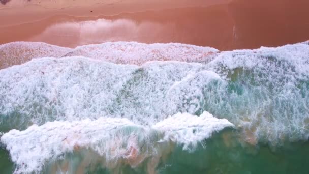 Images Haute Qualité Vue Dessus Mer Plage Belles Vagues Moussant — Video