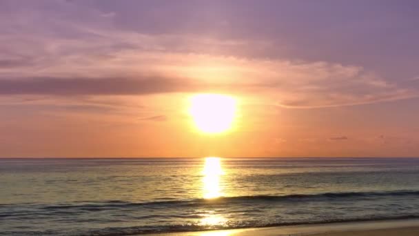Güzel Gökyüzü Gün Batımı Deniz Yüzeyinde Gün Doğumu Güzel Dalga — Stok video