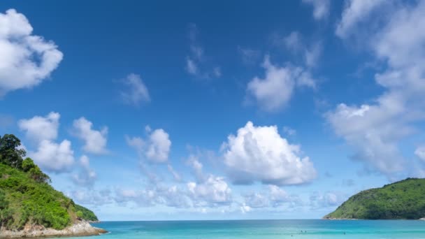 時間海の上を流れる夏の白い雲のラップ運動Naiharnビーチでの天気の良い日の美しいビーチの海プーケットタイ — ストック動画