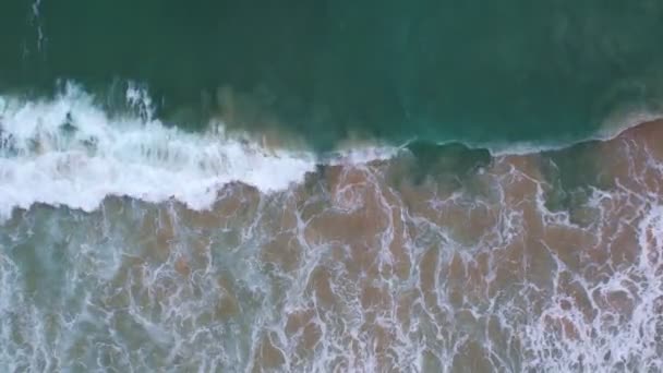 Kiváló Minőségű Felvételek Top View Sea Beach Gyönyörű Hullámok Habzó — Stock videók