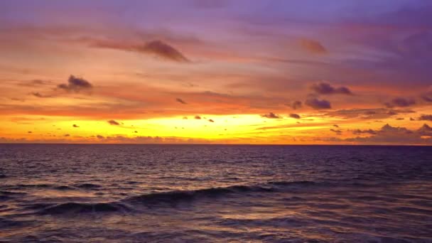 美丽的天空日落或日出在海面上美丽的海滩波浪迷人的微光黄昏的天空日落 电影镜头美丽的自然景观 — 图库视频影像