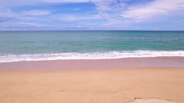 Deniz kıyısı, kumsalda köpüren ve su sıçratan güzel dalgalar. Okyanus denizi. Phuket Tayland 'da açık denizde güzel dalgalar seyahat ve turne arka planında