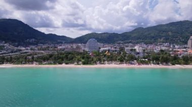 Phuket Patong plajı İHA kamerasından aşağı manzara, güzel patong plajı Phuket Thailand inanılmaz deniz kumsalı turist gezisi yeri andaman denizi güzel ada