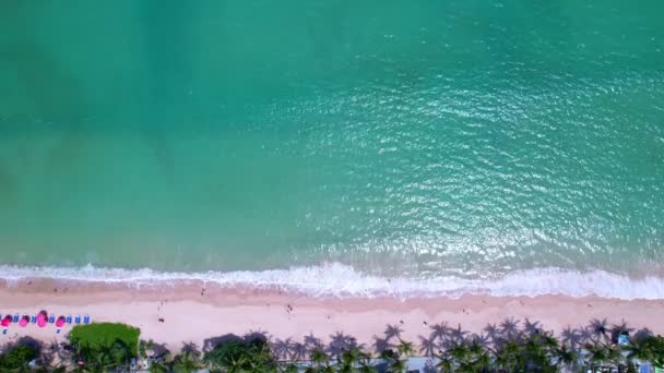 プーケットパトンビーチトップダウンドローンカメラからの眺め 美しいパトンビーチプーケットタイアンダマン海の素晴らしい海のビーチ砂の観光地美しい島 — ストック動画