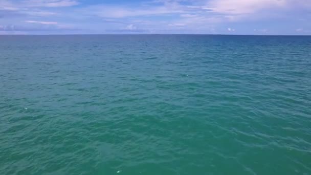 Vlucht Open Zee Eindeloze Horizon Dynamische Luchtfoto Drone Camera Kantelt — Stockvideo