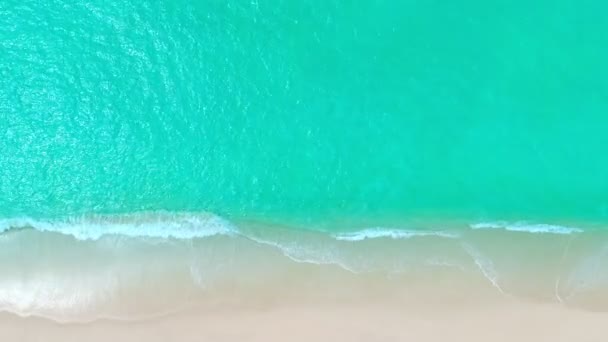 Piękne Kolorowe Fale Morskie Rozbijające Się Piaszczystym Brzegu Plaża Piasek — Wideo stockowe