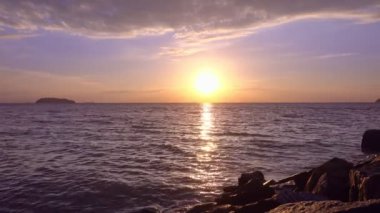 Güzel gökyüzü gün batımı ya da deniz üzerinde gün doğumu güzel sahil dalgası inanılmaz aydınlık alacakaranlık günbatımı. Sinematik görüntüler doğanın güzel deniz manzarası