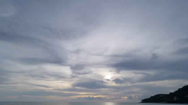 雄大な夕日や日の出の風景のタイムラプス大自然の幻想的な光雲と空海のタイムラプスの上にカラフルな暗い夕日の雲を転がし去る雲自然環境背景 — ストック動画
