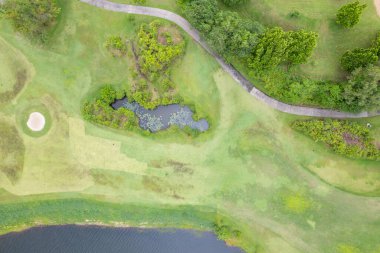 Güzel yeşil golf sahasının hava görüntüsü ve spor arka planı ve seyahat için yeşil üstten aşağı görüntü inanılmaz bir manzara