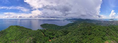 Panorama manzara dağları Drone kamerasından doğa görüntüsü. Pofet thailand 'daki dağ ve deniz manzarası. Yazın güneşli bir günde güzel bir deniz