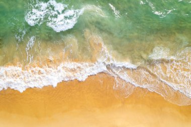 Deniz manzaralı. Phuket thailand 'da kumlu kumsala düşen deniz dalgaları.