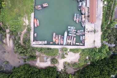 Phuket Tayland 'daki büyük balıkçı limanı olan balıkçı teknelerinin hava manzarası. yüksek açı görünümü