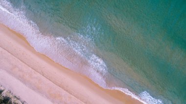 Deniz manzaralı. Phuket thailand 'da kumlu kumsala düşen deniz dalgaları.