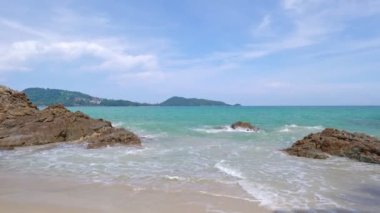 Deniz kıyısı, kumsalda köpüren ve su sıçratan güzel dalgalar. Okyanus denizi. Phuket Tayland 'da açık denizde güzel dalgalar seyahat ve turne arka planında