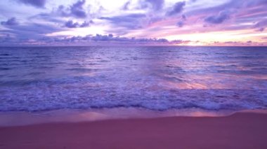 Günbatımında tropikal deniz ya da deniz üzerinde gün doğumu 4K, Güneş ufka dokunur, Kızıl gökyüzü altın saatinde inanılmaz deniz manzarası, okyanus günbatımları, dalgalar sahile çarpar Fantastik doğal gün batımları