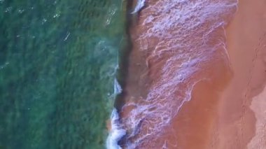 Sahilde köpüren ve su sıçratan güzel dalgalar. Okyanus denizi. Phuket Tayland 'da açık denizde güzel dalgalar seyahat ve turne arka planında