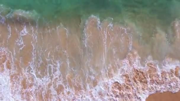 Belle Onde Schiuma Spruzzi Sulla Sabbia Della Spiaggia Mare Dell — Video Stock