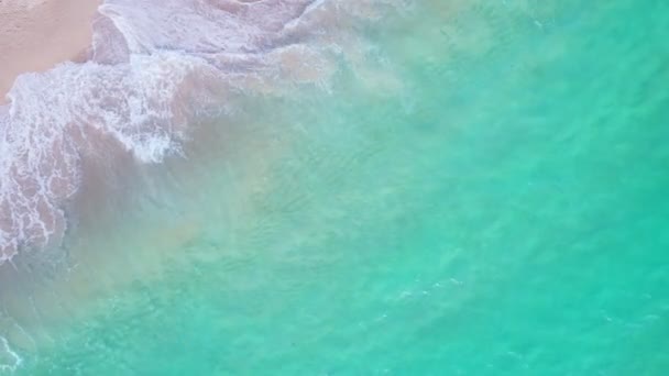 Belas Ondas Coloridas Mar Batendo Costa Arenosa Areia Praia Incrível — Vídeo de Stock