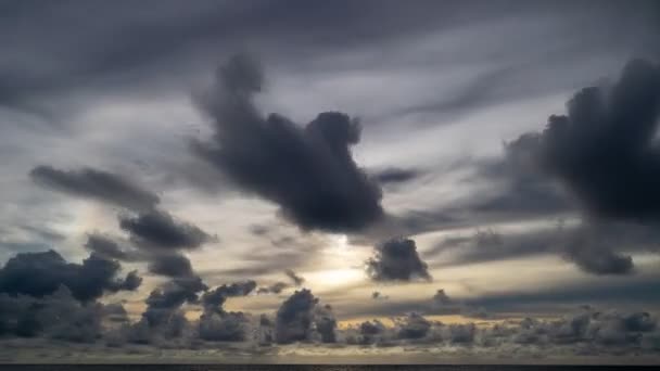 雄大な夕日や日の出の風景のタイムラプス大自然の幻想的な光雲と空海のタイムラプスの上にカラフルな暗い夕日の雲を転がし去る雲自然環境背景 — ストック動画