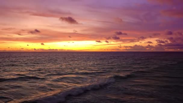 美しい空の夕日や海の美しいビーチ波の上の日の出驚くべき光の夕暮れの空の夕日 自然景観の美しい光の映像 — ストック動画